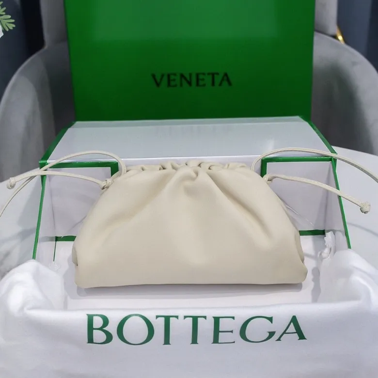 Batch 1120 Bottega Veneta cloud bag ☁️POUCH series Original plain calfskin, super low-key and attractive, soft and casual. Major internet celebrity bloggers are crazy about calling it fashionable and classy, ​​lazy and intellectual. Small size: 23*13*8 (small cloud plain) off-white, model: 6671